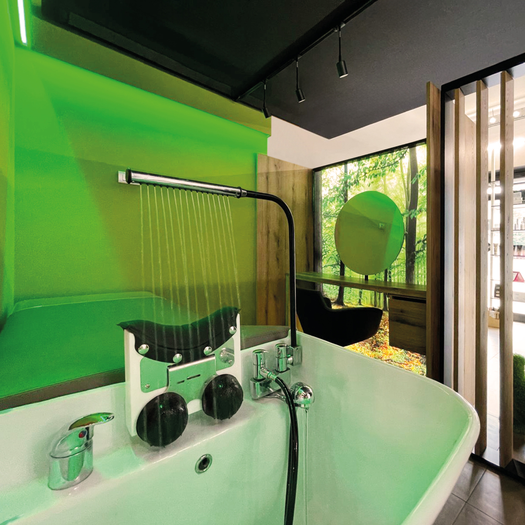 Immagine con Focus syul lavatesta e parete con luci led verdi decorative 